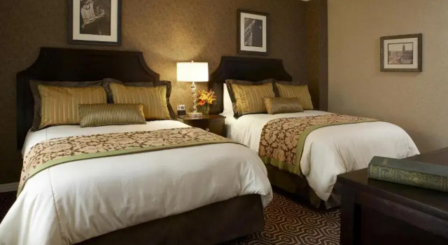 Четырёхместный номер Standard Hotel Julien Dubuque