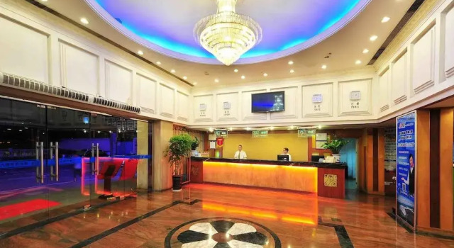 The Overseas Chinese Building Hotel, Забронировать Отель Отели Шэньчжэнь с парковкой, рядом с Район Дунмэнь, Парковка