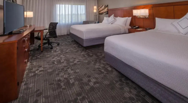 Четырёхместный номер Standard Courtyard by Marriott Dulles Town Center