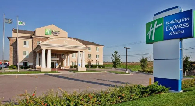 Четырёхместный номер Standard Holiday Inn Express Hotel & Suites Wichita Airport by IHG