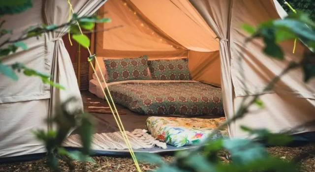 Wood Cabin & 4 Large Bell Tents - Hapus Hideaway, Забронировать Кемпинг Кемпинги и глэмпинги Абергейл, Кемпинг