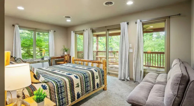 Lake Harmony Chalet w/ Hot Tub & Arcades Near Beaches, Ski & Trails Everpine Lodge by Avantstay, Book Chalet Sommerhuse i Pennsylvania, Hytte