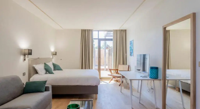 LES SUITES DU PORT by Le Saint Ferdinand