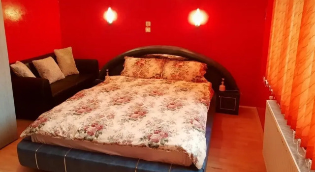 Lovely 3-bed House in Satu Mare Party Possible, Book Hotel Vama Satu Mare