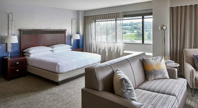Двухместный люкс с балконом Minneapolis Marriott West