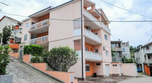 Apartments Jurišić, Varaa Huoneisto Hotellit Strožanac pysäköinnillä, Pysäköinti