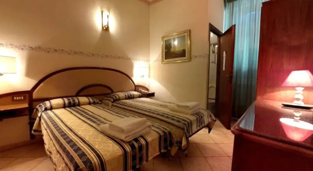 Номер Standard Cambridge Hotel