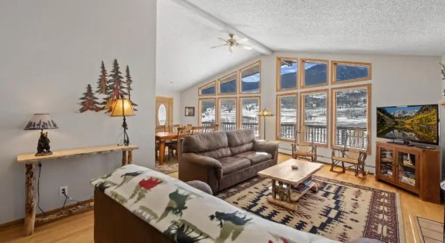 Коттедж с 4 комнатами Lily Mountain Lodge - Amazing Mountains Views, Private Hot Tub, Great Location
