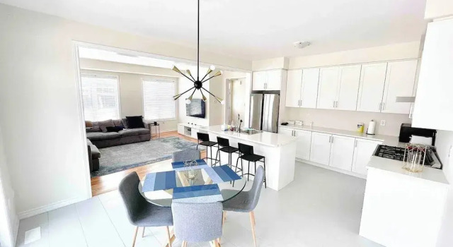 Коттедж Deluxe Brand New 5 Bedroom Home in West Niagara