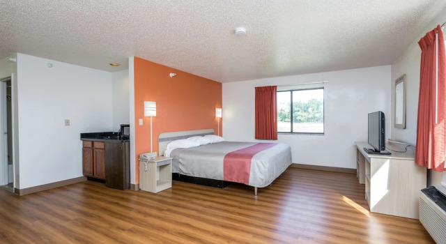 Doppel Suite Motel 6-Waterloo, IA