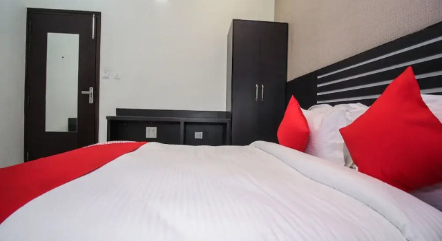 OYO 15218 Hotel Rasha Niwas