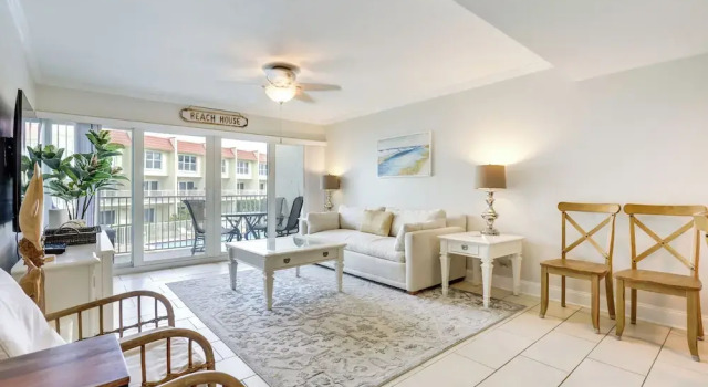 St Augustine Poolside Oasis w/ Private Patio!, Rezerwuj Apartament Hotele w Saint Augustine Area z parkingiem, Parking
