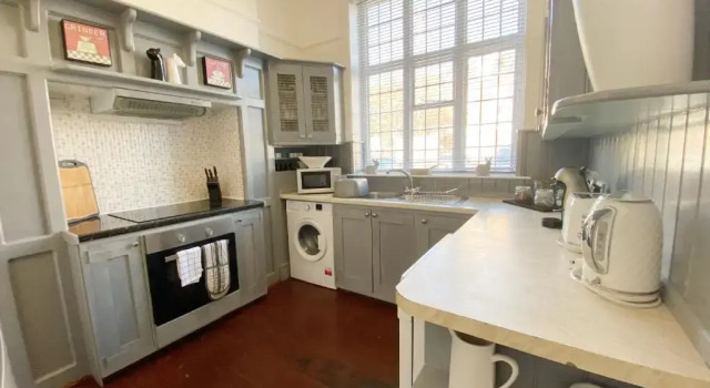 Коттедж Large House near the beach - lots of parking and wifi