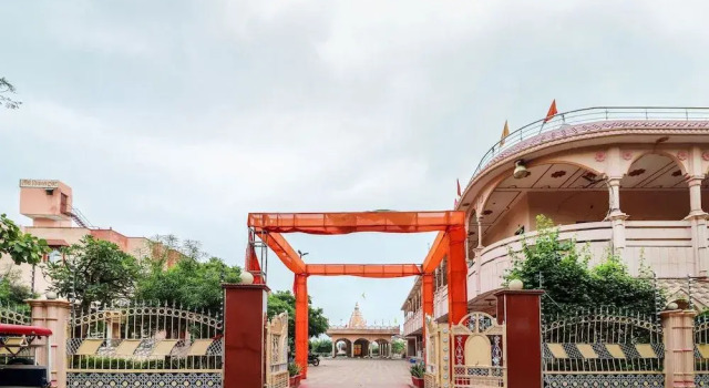 SPOT ON 60838 Shri Giriraj Dham
