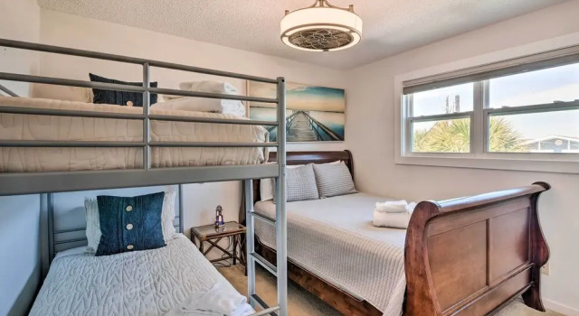 Коттедж с 3 комнатами 1 Mi to Sea Isle Beach: Canal-front Gem w/ Dock!