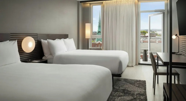 Четырёхместный номер Standard с балконом AC Hotel Burlington