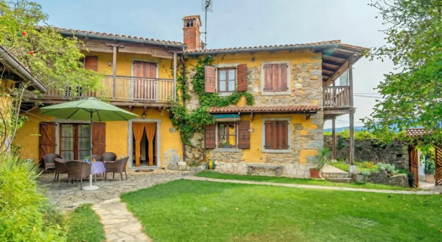 Семейный коттедж с балконом Holiday Home Rozina