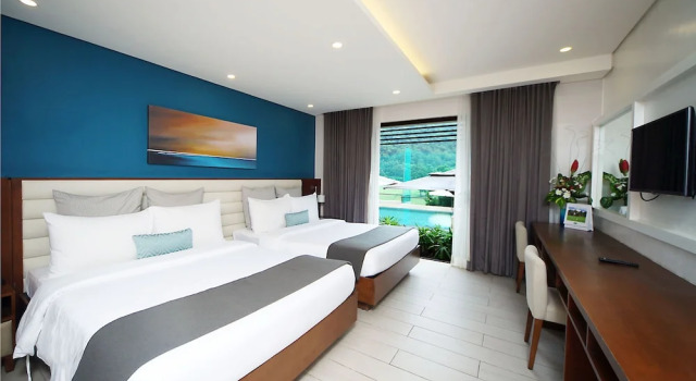 Номер Premier с балконом и с красивым видом из окна Fairways and Bluewater Boracay