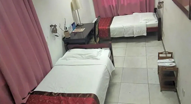 Кровать в общем номере Renjoy Hotel Beijing Yonghe Temple Guijie Siheyuan
