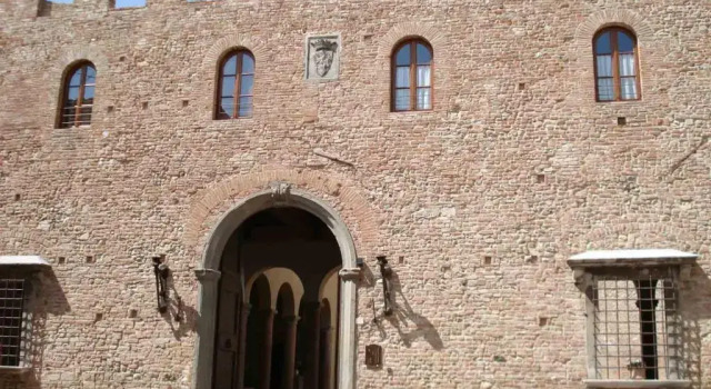 Appartamento In Palazzo Stiozzi Ridolfi, Забронировать Апартаменты/квартира Отели в центре Чертальдо, в центре