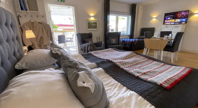 Трёхместный номер Premium с балконом и с видом на город Skaftö Hotell Villa Lönndal, Grundsund