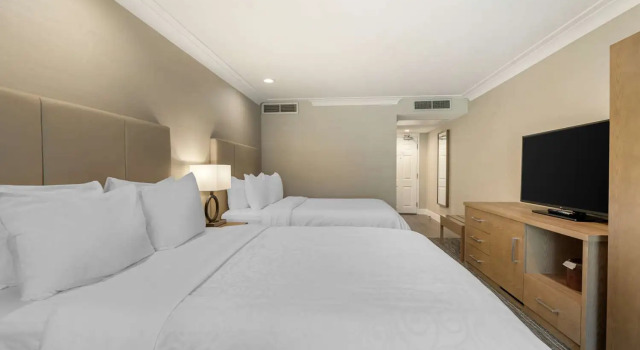 Четырёхместный номер Standard с балконом и с видом на внутренний двор Best Western Plus Kelowna Hotel & Suites