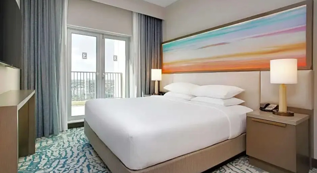 Двухместный люкс с балконом и с видом на залив Embassy Suites by Hilton Tampa Downtown Convention Center