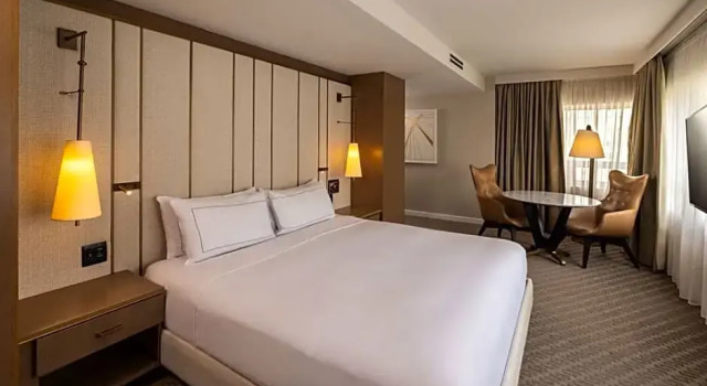 Двухместный Jackson клубный Mobility / Hearing Accessible tub The Statler Dallas, Curio Collection By Hilton