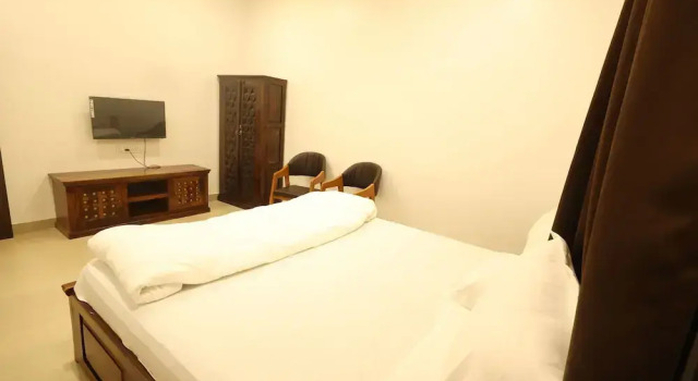 Семейный люкс Hotel Jyotirlinga- One Way Drop to Mahakal Temple