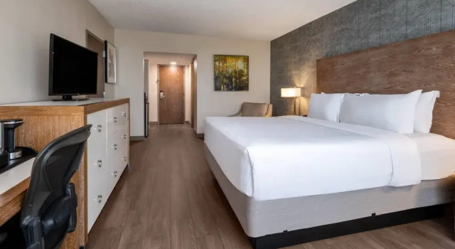 Номер Premier Wyndham Indianapolis Airport