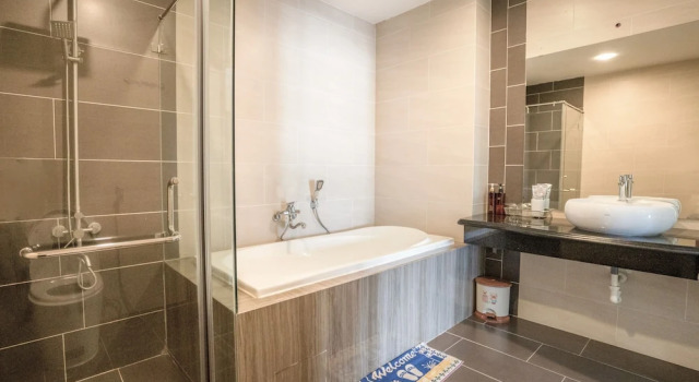 Четырёхместный семейный номер Standard с балконом CLavie Hotel - Saigon Airport Hotel