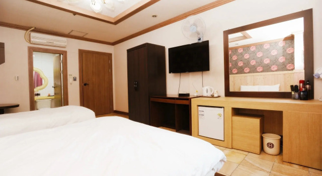 Highfere Hotel, Забронировать Отель Чханвон Кёнсан-Намдо, рядом с Курган Сонсан