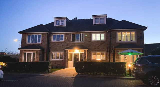Short Stay Legoland Windsor Heathrow Thorpe Park Twickenham