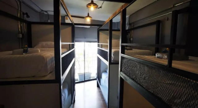 Кровать в общем номере Chernchan Hostel
