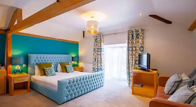 Полулюкс The Highworth Hotel