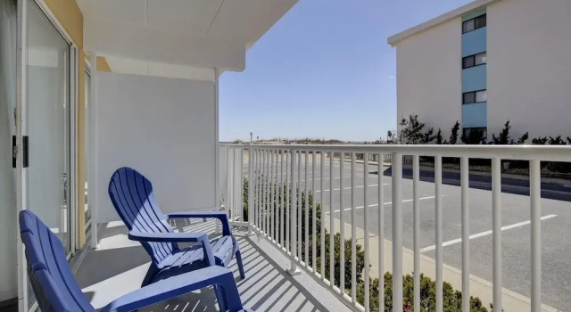 Четырёхместный номер Standard с балконом SeaLoft Oceanfront Hotel
