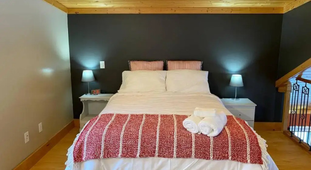 Gudjonson Getaway - 2 bed 2 bath Cabin, Buchen Sie Hotel Golden British Columbia