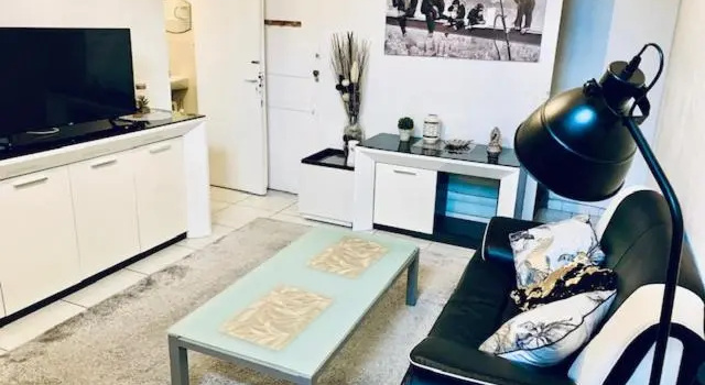 Maison 2 Chambres - Lille - 4 Pers - 300m Metro (Adults Only), Забронировать Отель Отели О-де-Франс с парковкой, Парковка
