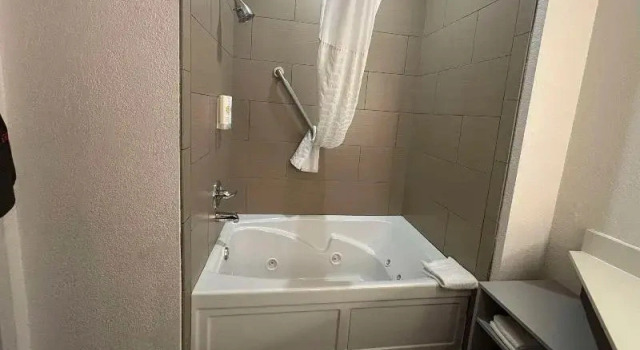 Двухместный люкс с видом на бассейн Comfort Inn & Suites Burnet