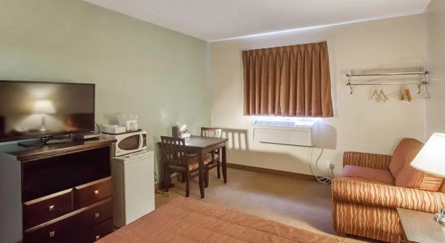 Econo Lodge Inn & Suites, Rezerwuj Hotel Hotele w Innisfail z parkingiem, Parking