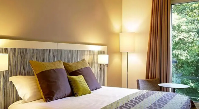 Номер Standard с видом на окрестности Best Western Plus Paris Meudon Ermitage