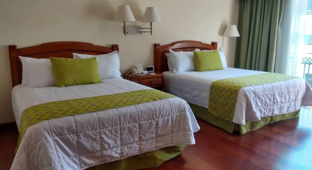 Четырёхместный номер Standard с балконом Hotel Villa Florida Puebla