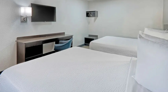 Четырёхместный люкс Deluxe Motel 6-Lancaster, CA