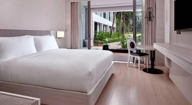 Двухместный номер Deluxe с видом на бассейн The Stones Hotel - Legian Bali, Autograph Collection by Marriott