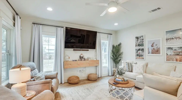 Chic Panama City Beach Home, Walk to Laguna Beach!, Забронировать Дом для отпуска Лагуна-Бич Панхэндл Флорида, рядом с Галерея Пола Брента