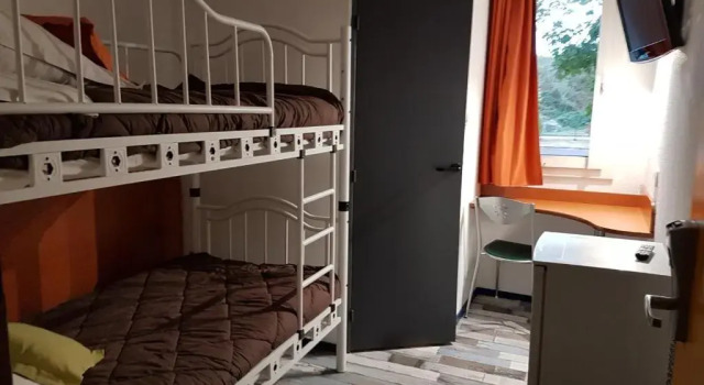 Кровать в общем номере Welcomotel Limoges
