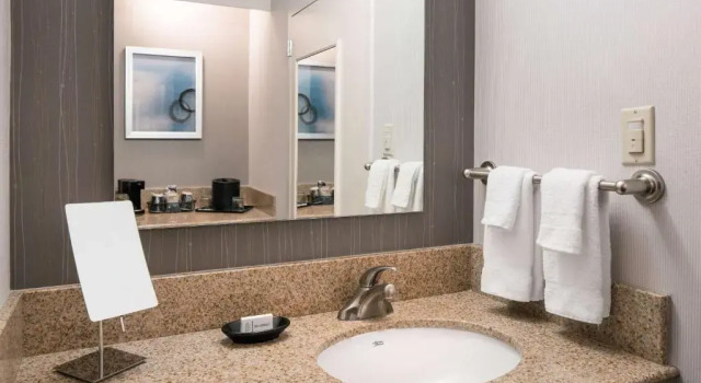 Четырёхместный номер Deluxe с балконом и с видом на бассейн Sonesta Select Los Angeles LAX El Segundo