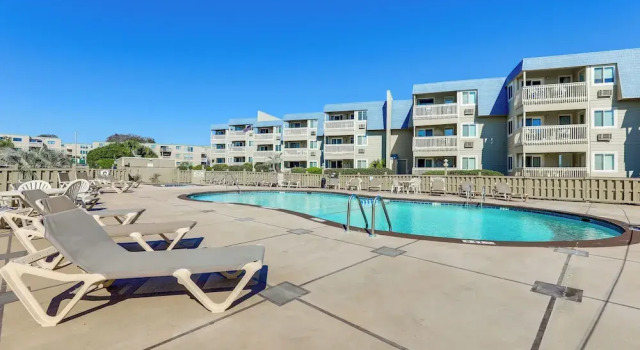 Steps to Sea! 3rd-floor Myrtle Beach Condo w/ Pool, Забронировать Апартаменты/квартира Апартаменты Южной Каролины, Апартаменты/квартира