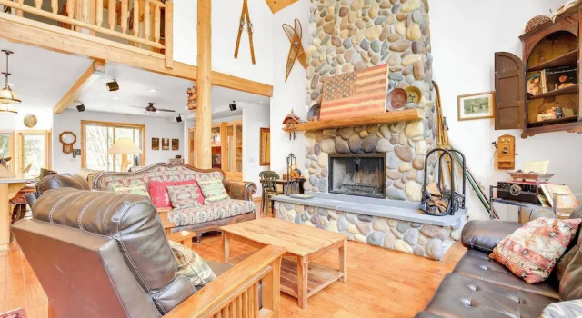 Peaceful Rhododendron Cabin w/ Fire Pit & Hot Tub!, Забронировать Дом для отпуска Коттеджи Маунт Худ, Коттедж