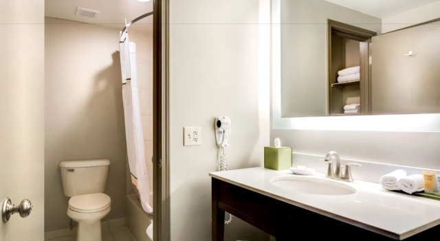 Четырёхместный номер Standard с балконом Lodge of Four Seasons Golf Resort, Marina & Spa
